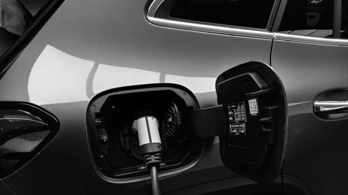Laddhybrider – ett tecken på förändring i övergången till elbilar illustration